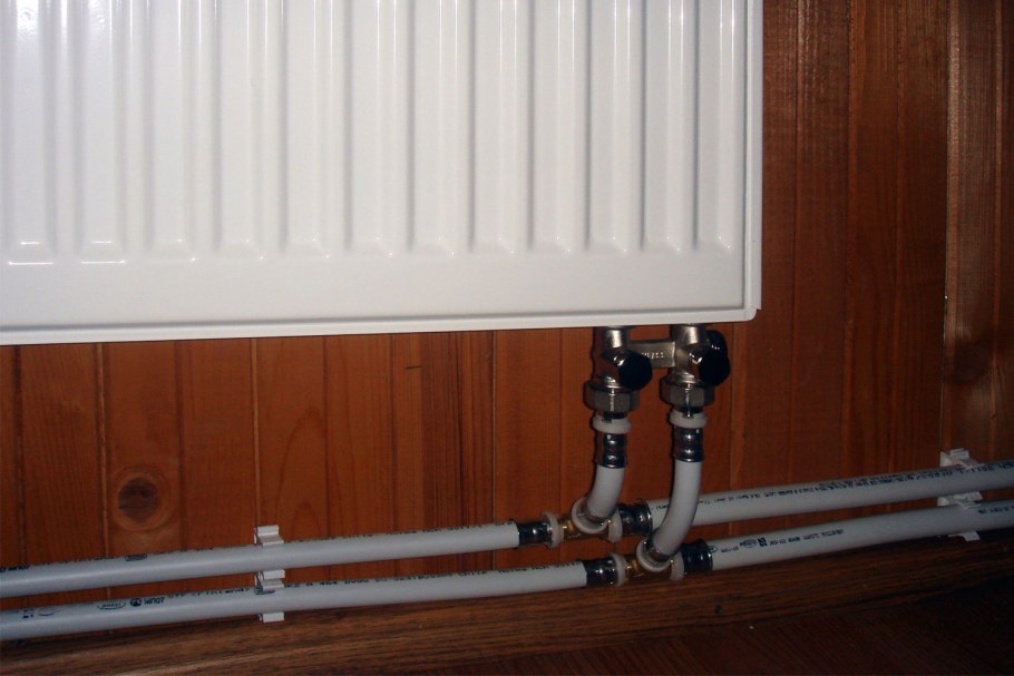 Трубы отопления в стене
