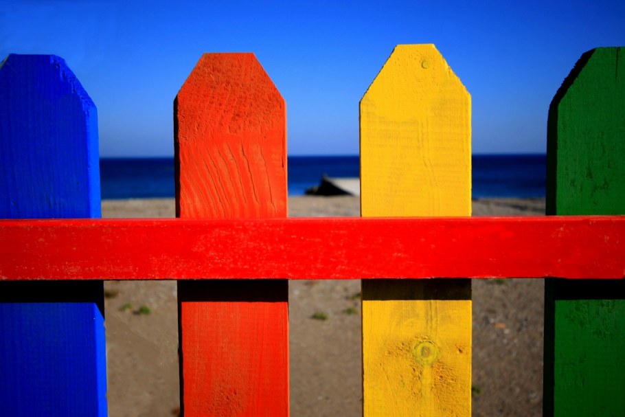 Разноцветный забор