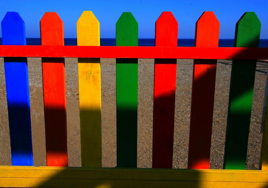 Разноцветный деревянный забор