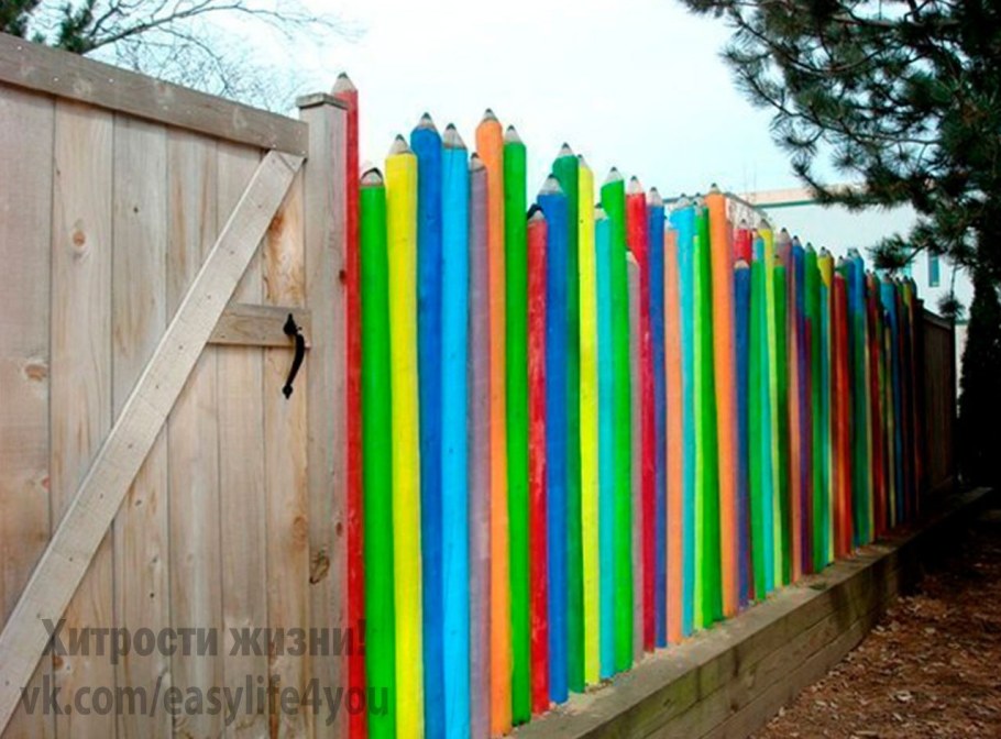 Разноцветный забор на даче