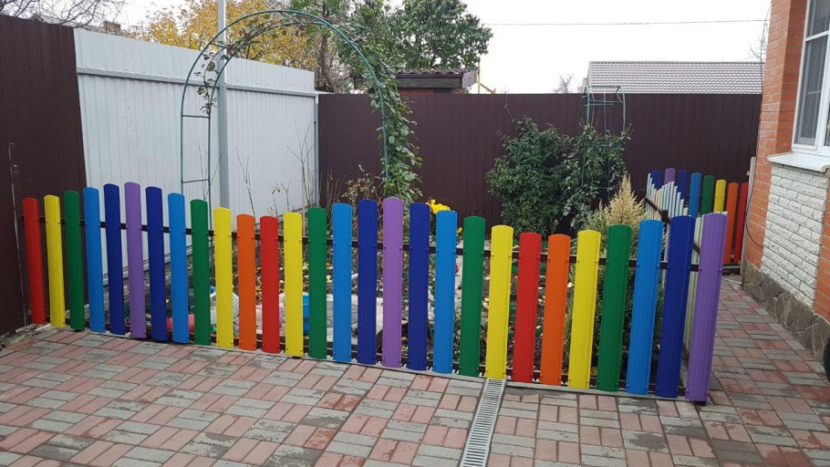 Палисад из железного штакетника