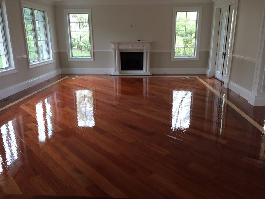 Темно красный пол в интерьере