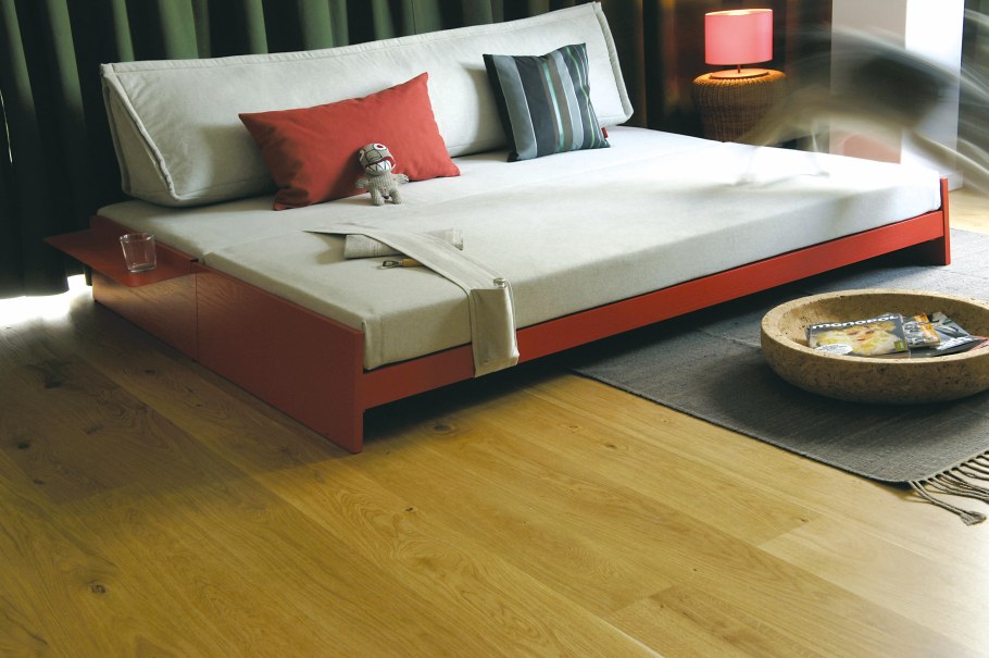 Коричневые двери в интерьере