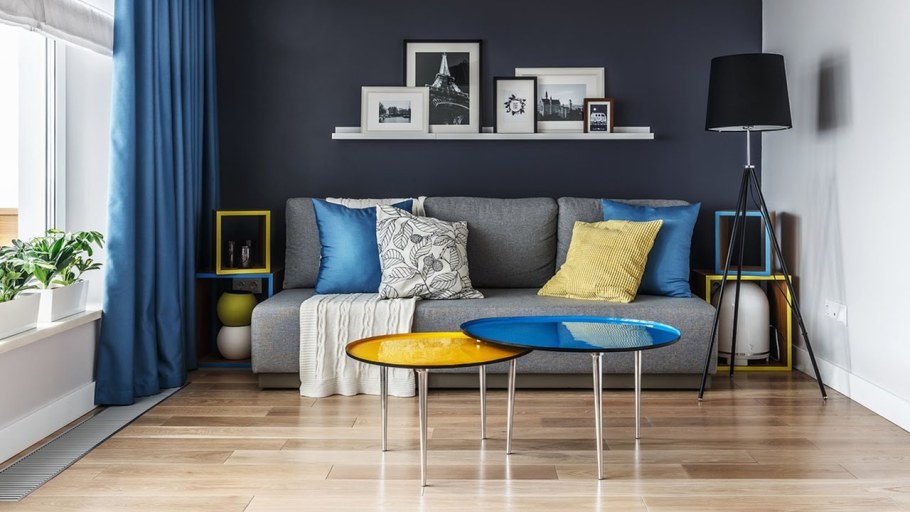 Синие шторы в бежевом интерьере