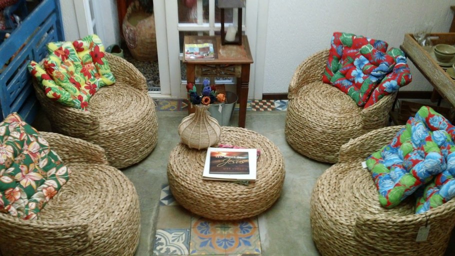 Пуфик из колеса и бечевки