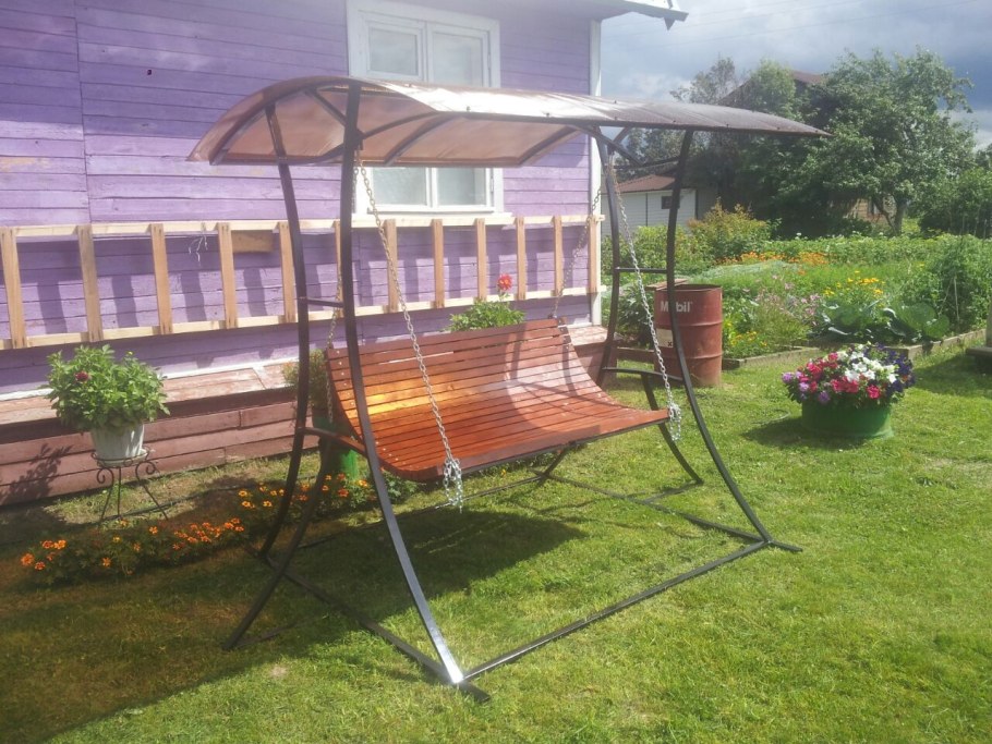 Садовые качели под навесом