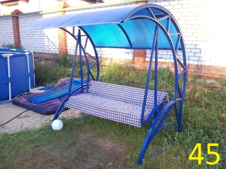 Качели с синим поликарбонатом
