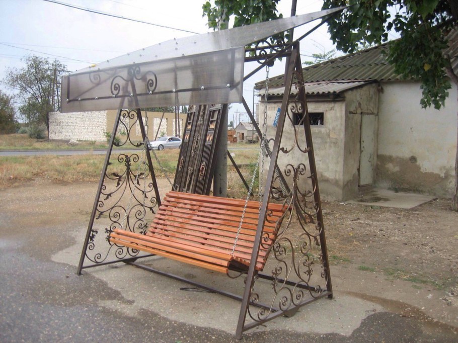 Резные качели из металла