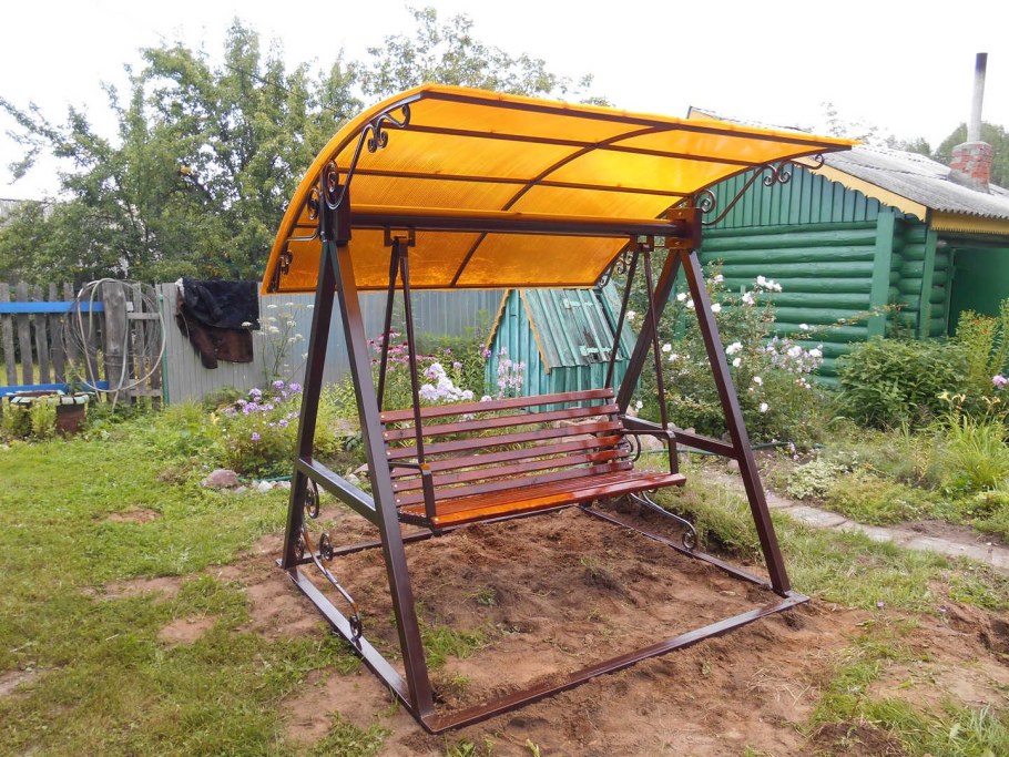 Садовые качели с крышей из поликарбоната