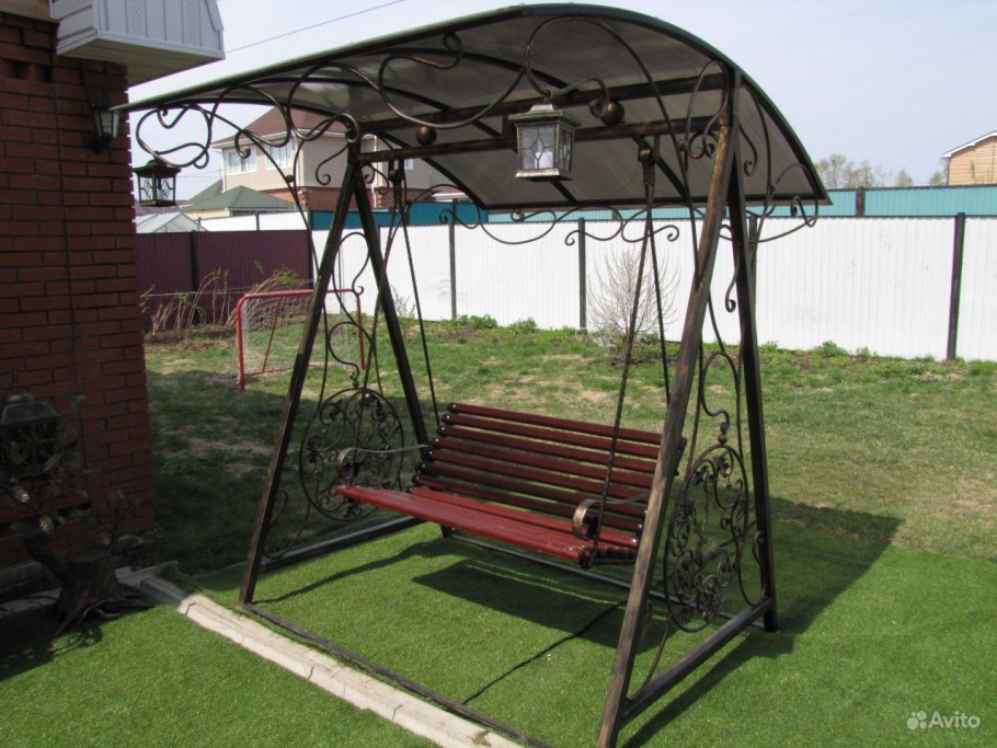 Кованые качели с крышей