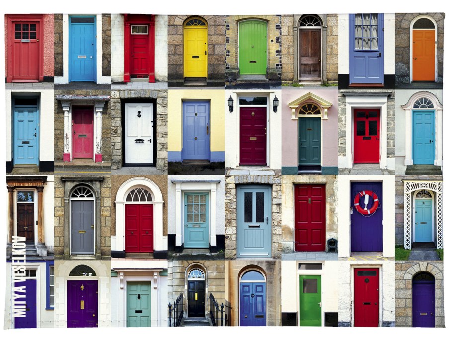 Разноцветные двери в дом