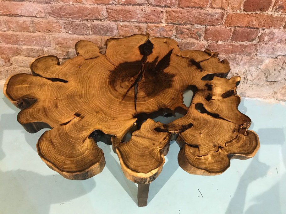 Стол из граба и эпоксидной смолы