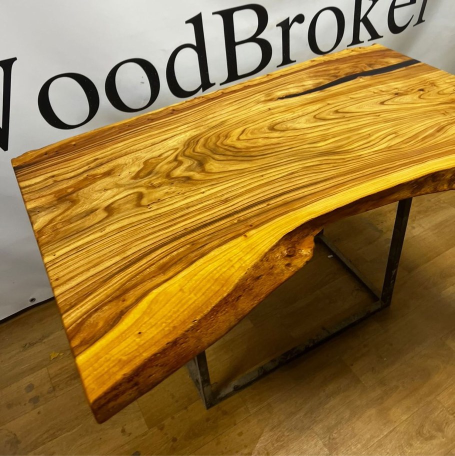 Стол из слэба с рекой