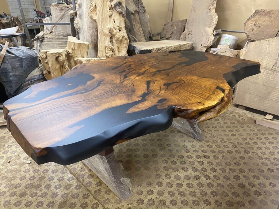 Стол из массива с эпоксидной смолой