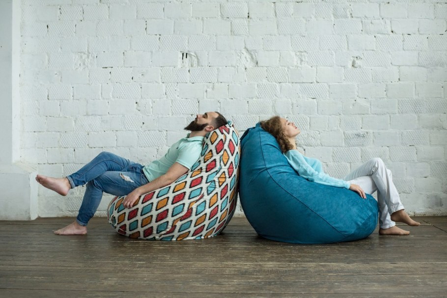 Бескаркасная мебель с человеком