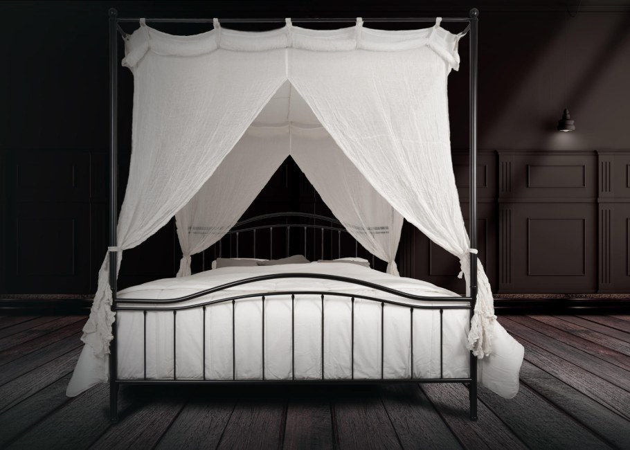 Кровать с каркасом под балдахин