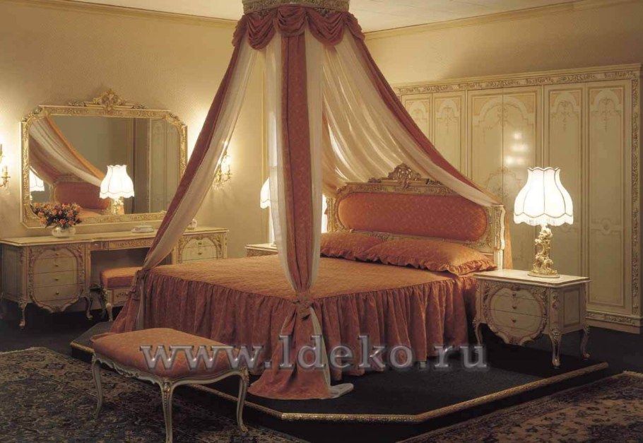 Красивая кровать с балдахином