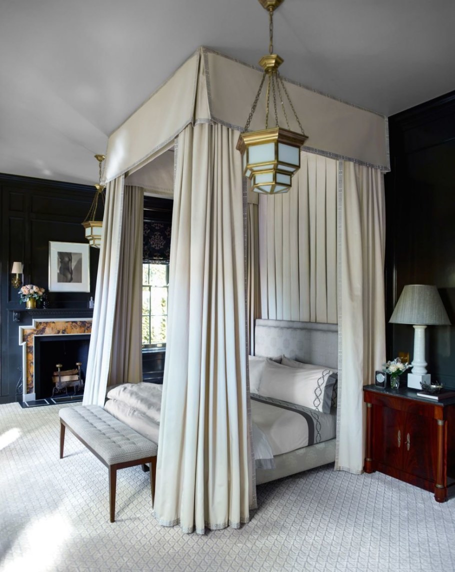 Спальня с балдахином