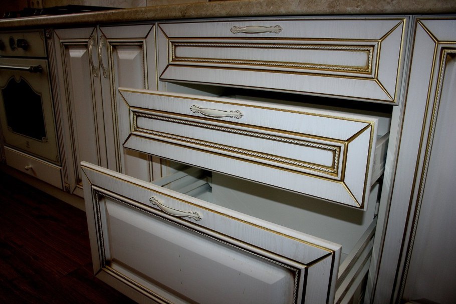 Кухня Анжелика ясень патина Бител