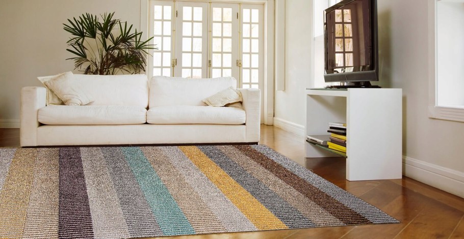 Коричневый диван с оранжевыми подушками