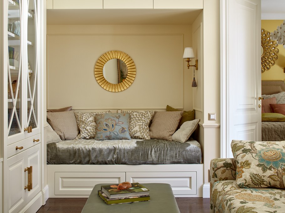 Диван между шкафами в гостиной