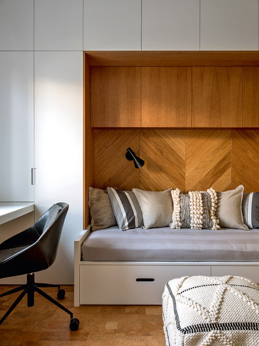 Шкаф с нишей для дивана