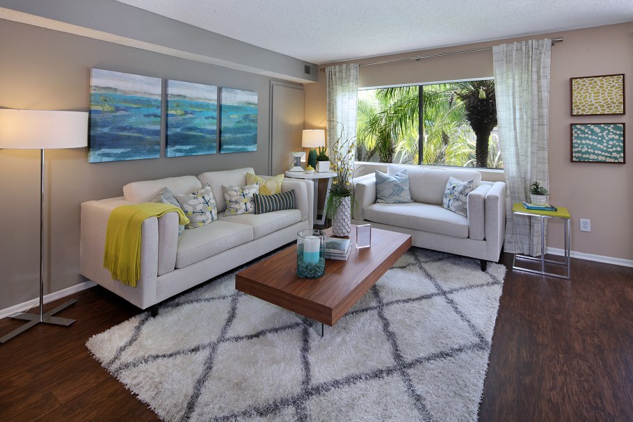 Ковер в гостиной с угловым диваном