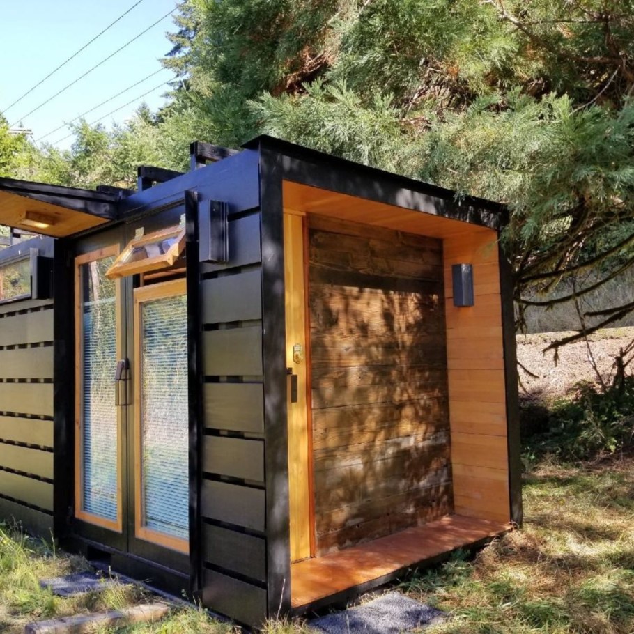 Двухэтажная баня из контейнеров