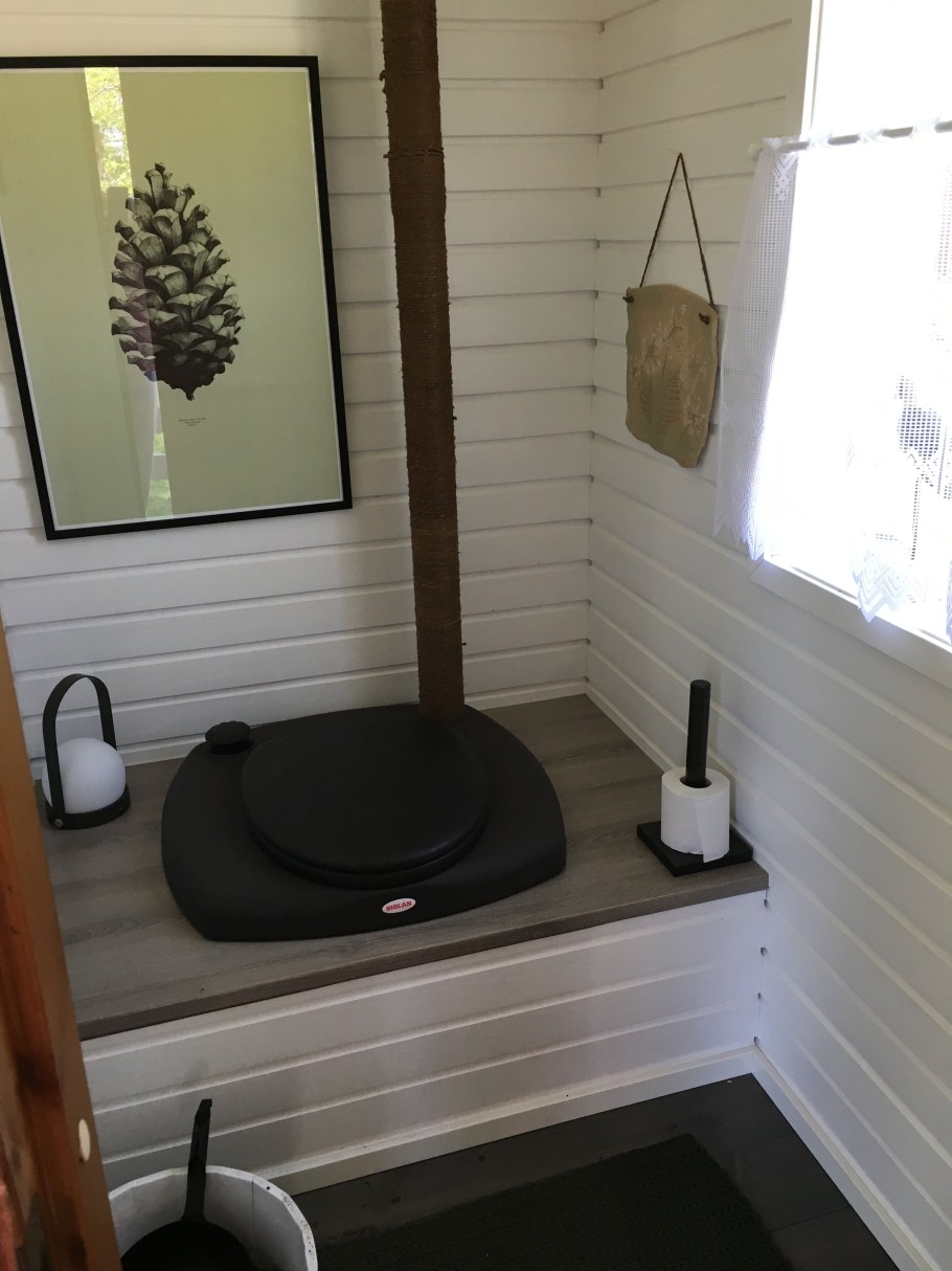 Дачный туалет домиком