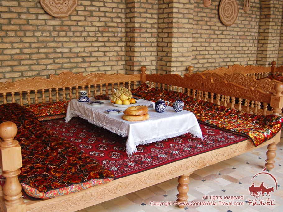 Топчан резной