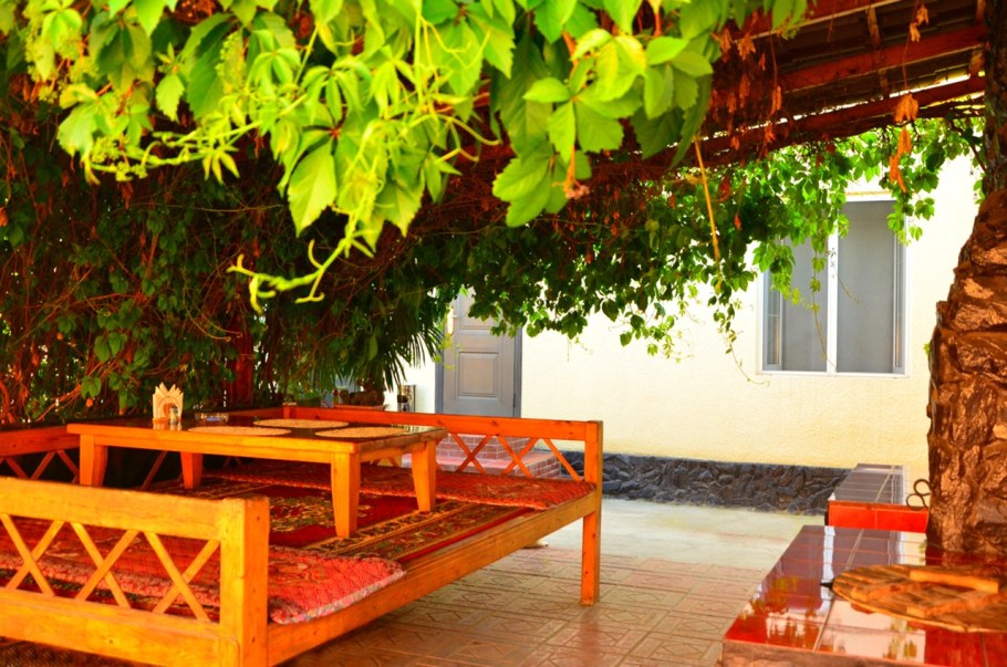 Деревянная скамья кровать