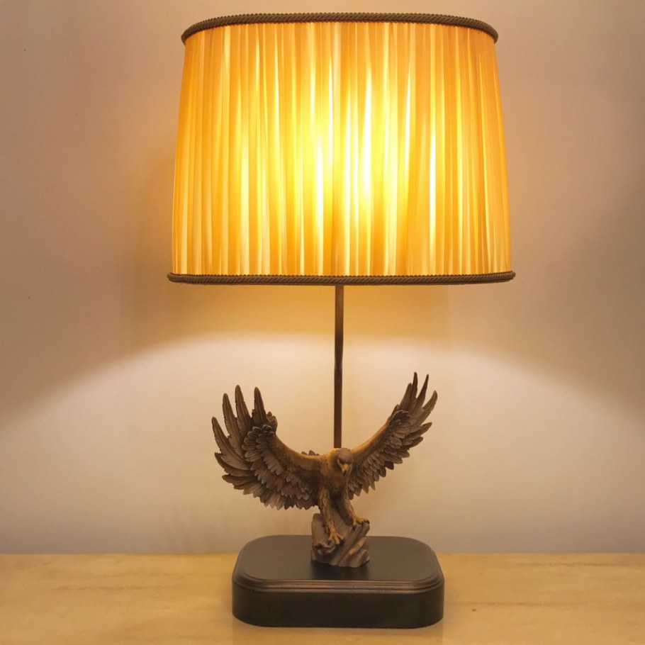 Настольная лампа с элементами дерева