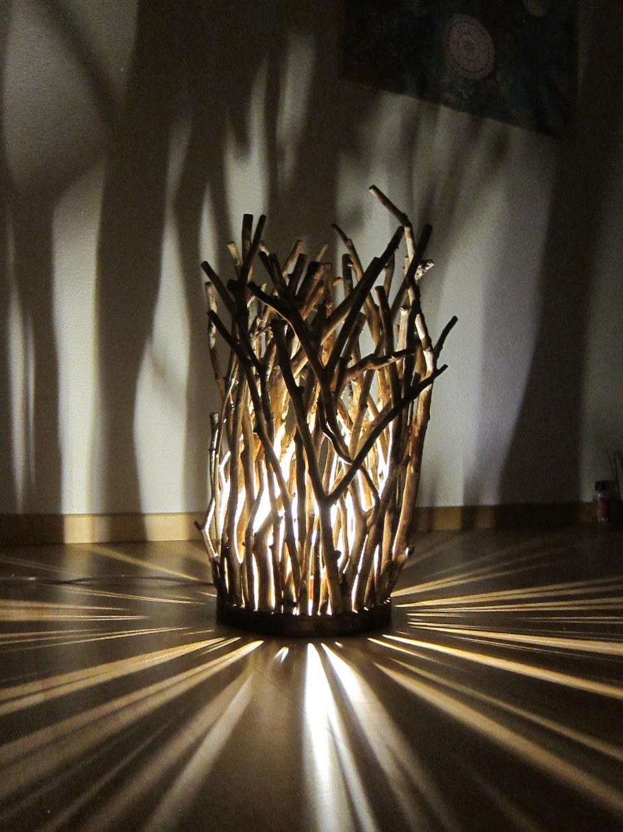 Настольная лампа из веток