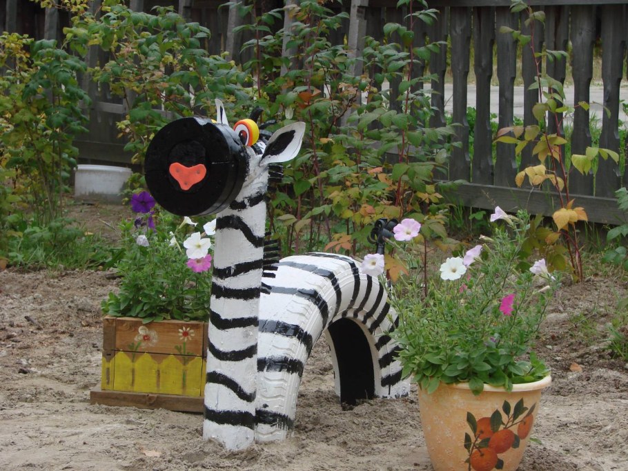 Садовые фигуры из шин