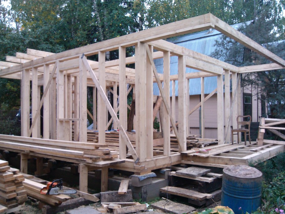 Каркасная баня с верандой