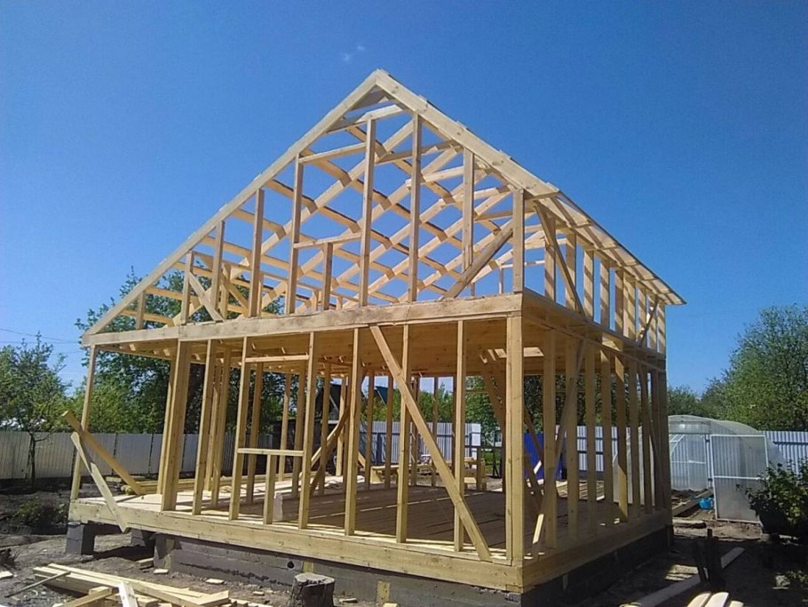 Дачный домик с мансардной крышей