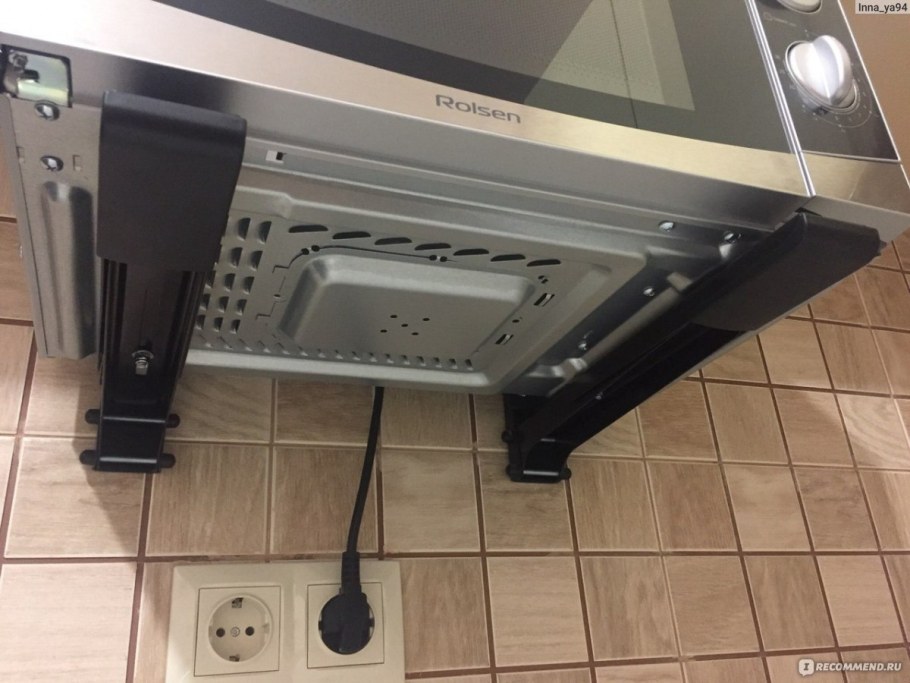 Микроволновка на кронштейнах на кухне