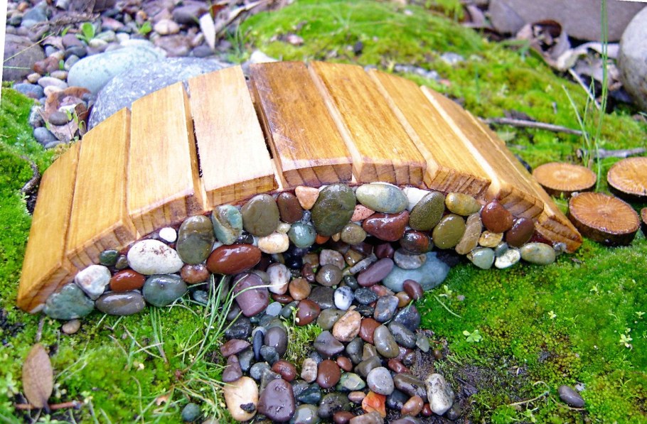 Клумба из камней