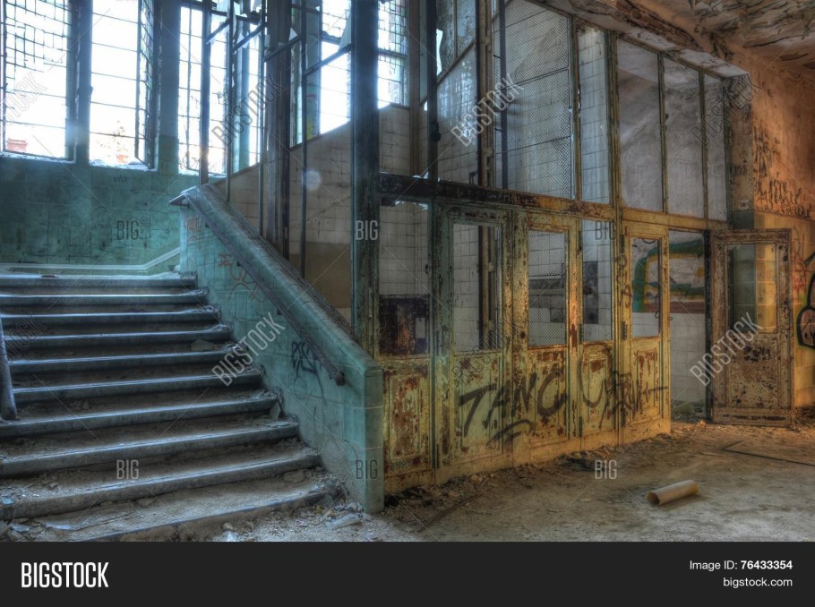 Лифт в заброшенной больнице