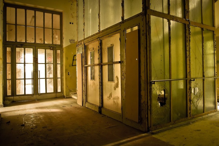 Лифт в заброшенном здании