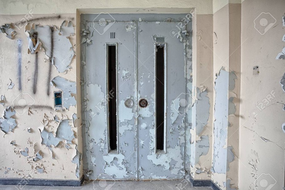 Разрушенное здание внутри