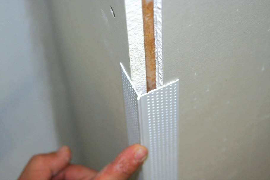 Оштукатуривание дверных откосов