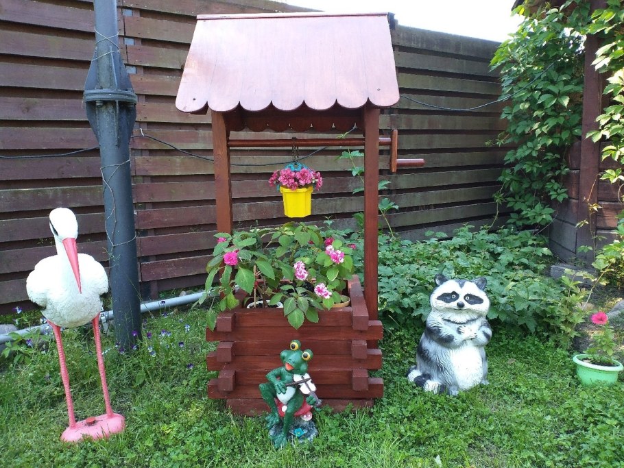 Поделки на приусадебном участке