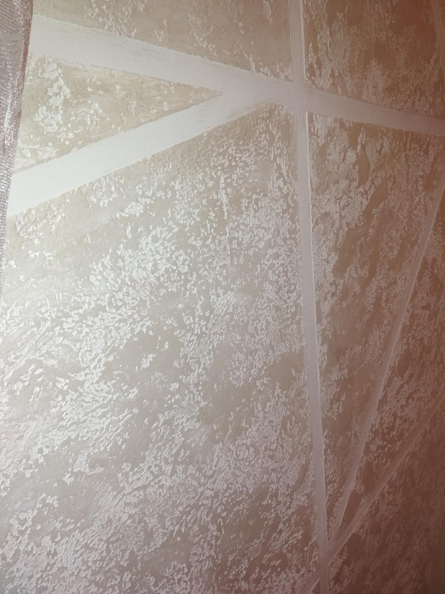 Тюль и шпаклевка на стенах
