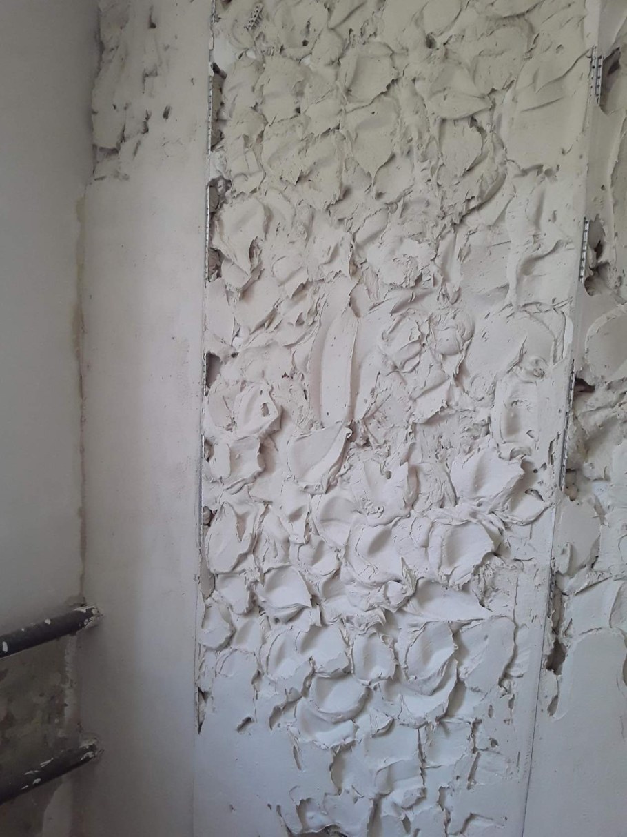 Декоративная штукатурка на двери