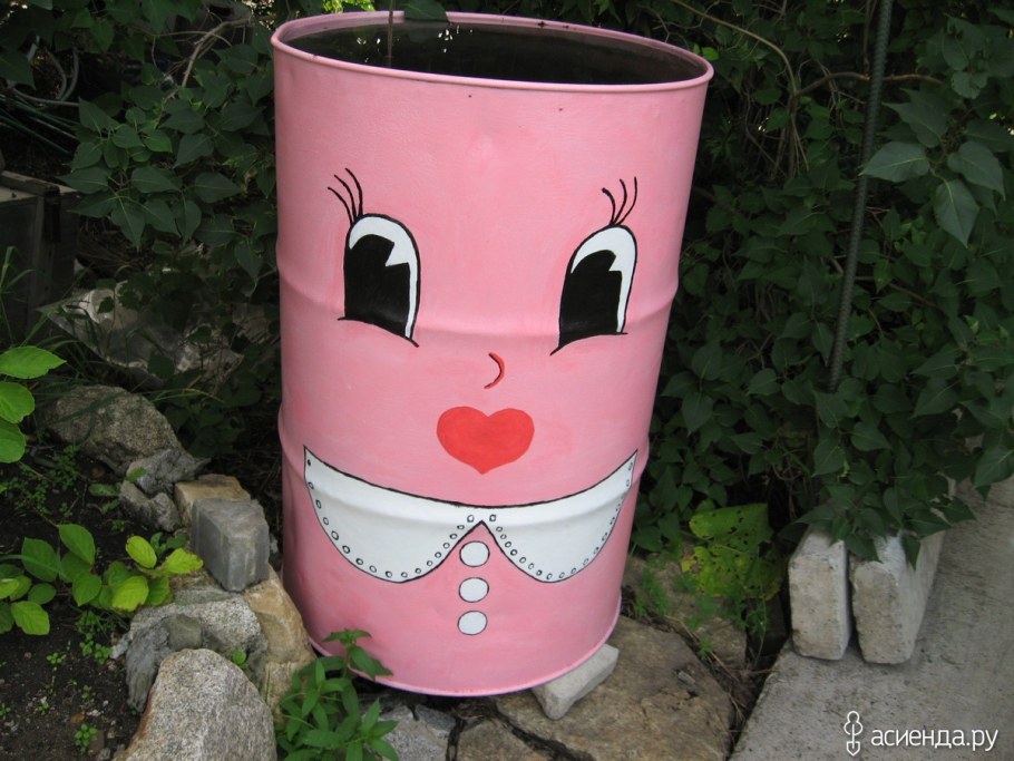 Мордашки на бочках в саду