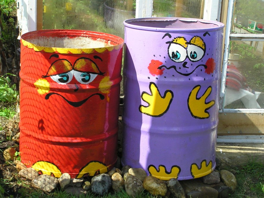 Разрисованные бочки для сада