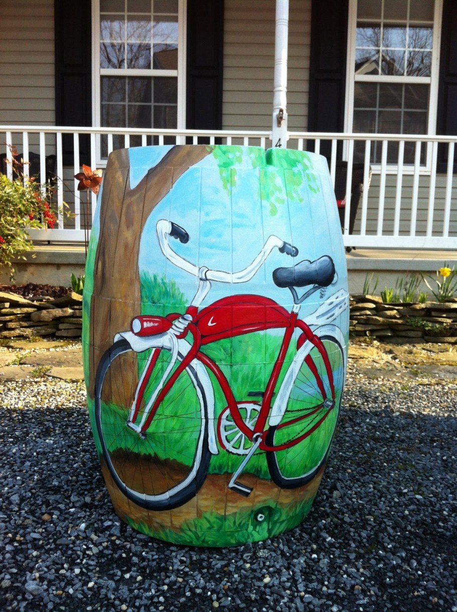 Разрисованные бочки на даче