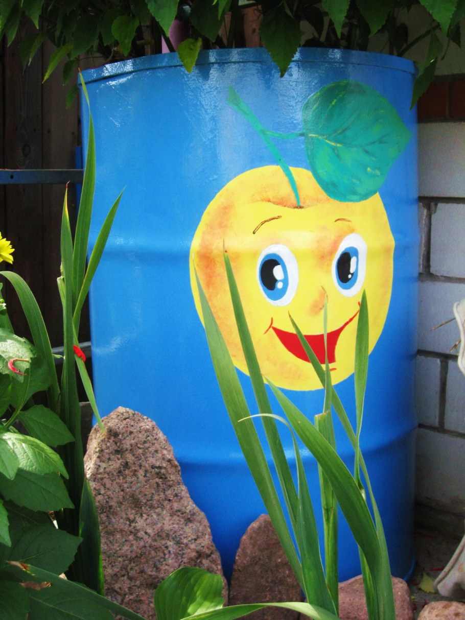 Разрисованные бочки на даче