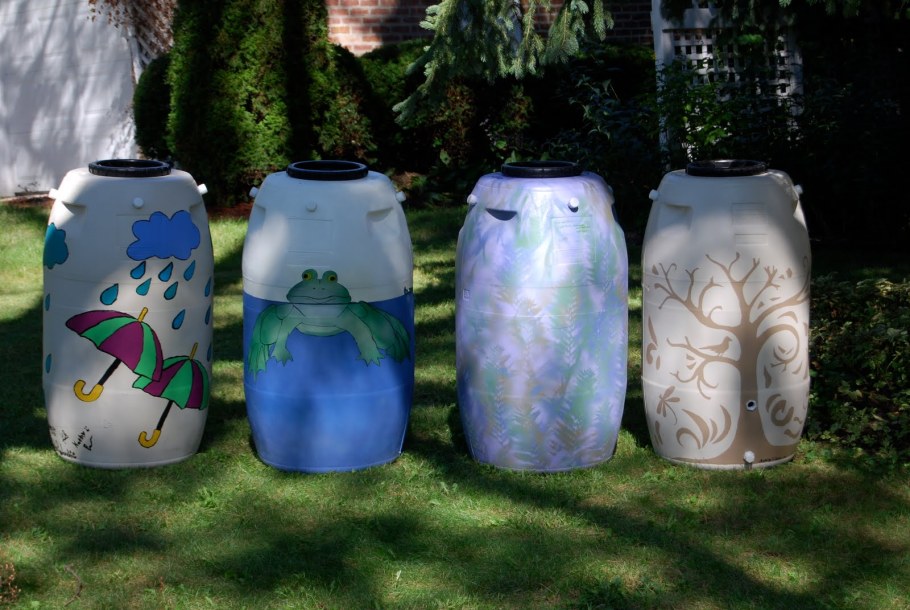 Декор бочки для воды на даче